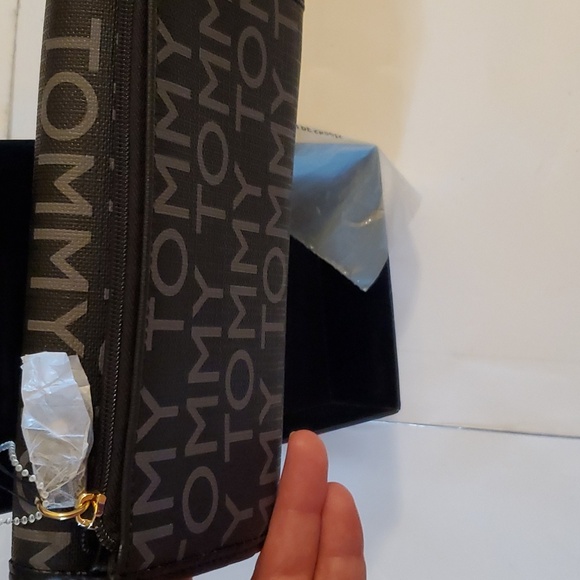 New in box authentic women's Tommy Hilfiger leather wallet - Picture 13 of 15